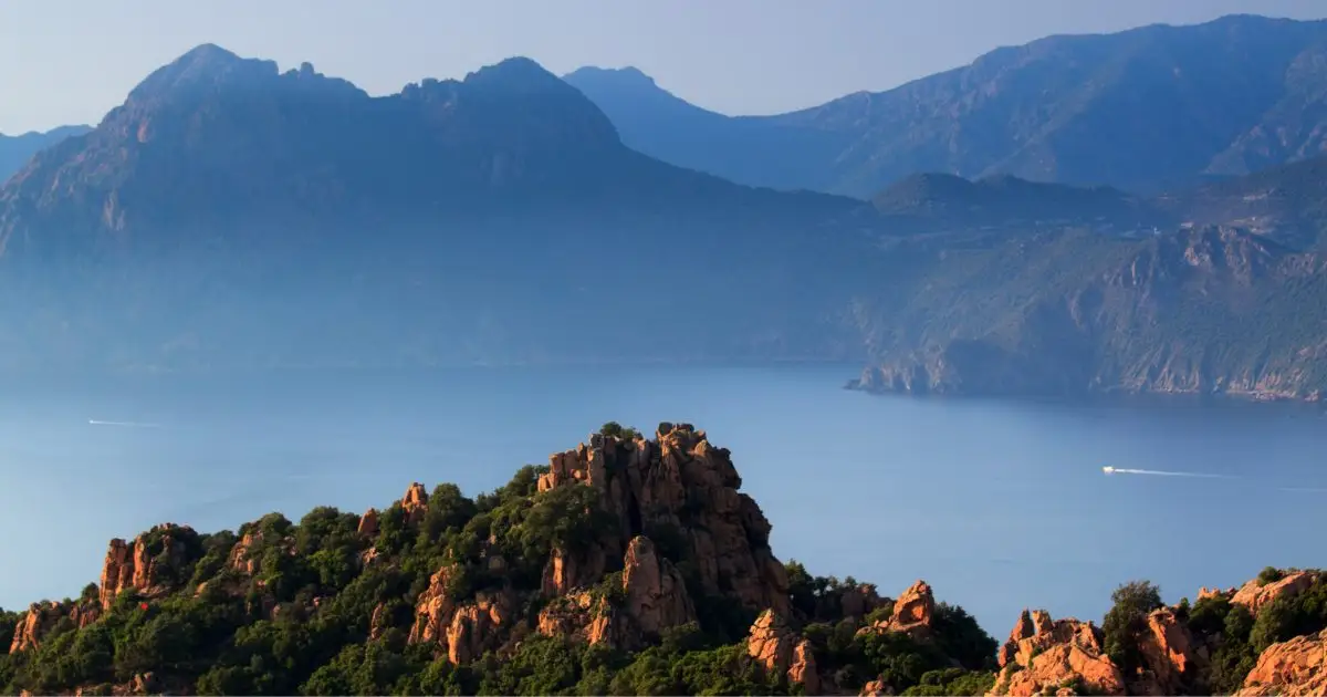 Les Calanches de Piana, Corse - roches de granit rouge surplombant la Méditerranée